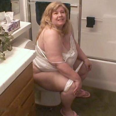 Curvy Sharon Pooping on the Toilet